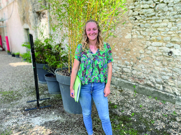 Émeline Beun, du service agronomique de PMA 28, en charge du suivi de la production de chanvre.