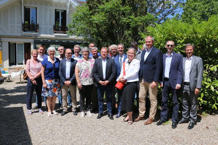 Au Chesnay (Yvelines), lundi 13 juin, lors du renouvellement du partenariat entre la FDSEA, l'association Agriculteurs d'Île-de-France et le Crédit agricole d'Île-de-France sur le projet apicole.