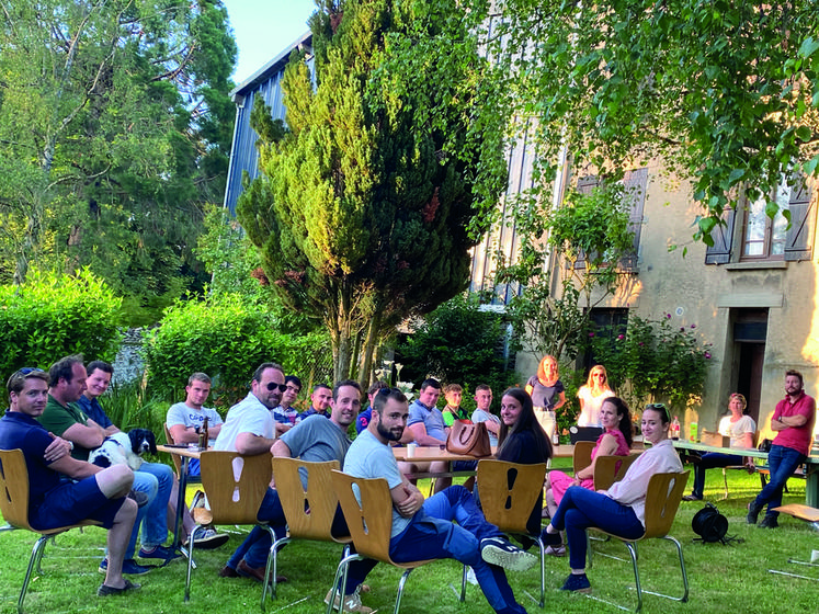 Le canton du Val-d'Oise a tenu sa réunion en extérieur, suivie d'un moment convivial.