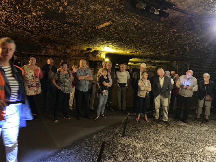 Les anciens sont très attentifs aux explications de la guide au sein des caves Bailly-Lapierre. 