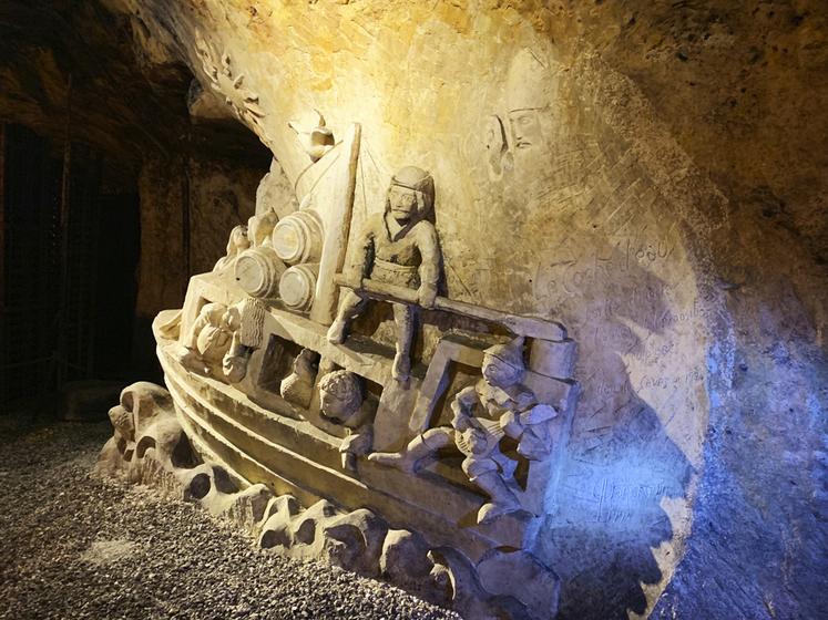 Le Coche d'eau, sculpture réalisée par Yves Varanguin, représente le bateau qui reliait autrefois Auxerre à la capitale. Quatre jours étaient nécessaires pour descendre la rivière jusqu’à Paris et cinq à six jours pour remonter, tiré par un cheval le long de la berge.