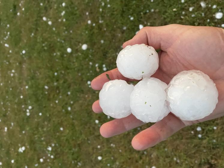 Les grêlons qui ont criblé les toits ce jour-là.