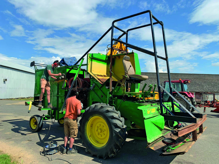 Deux agriculteurs du Pithiverais préparent leur moissonneuse en vue du moiss-batt-cross des Terres de Jim en Beauce des 10 et 11 septembre prochain.