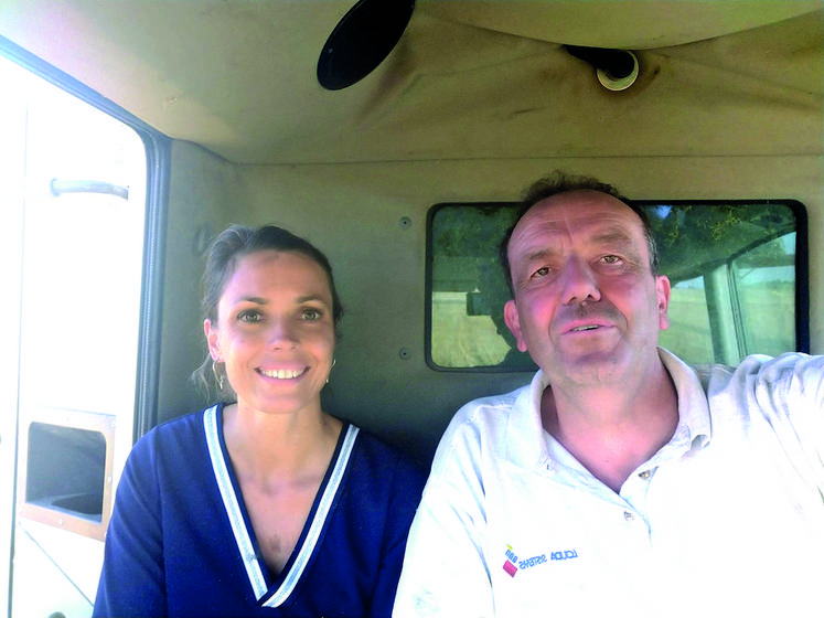 Rémi Dumery, agriculteur à Boulay-les-Barres, a pu échanger sur les attentes du monde agricole avec la députée de sa circonscription, Caroline Janvier, à l'occasion d'un tour de moissonneuse-batteuse.