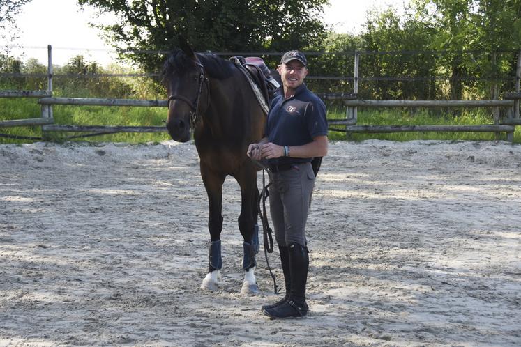 Mardi 28 juin, à La Chapelle-du-Bois (Sarthe). Adrien Maby, cavalier professionnel spécialisé dans l'approche éthologique, travaille un jeune cheval en liberté.