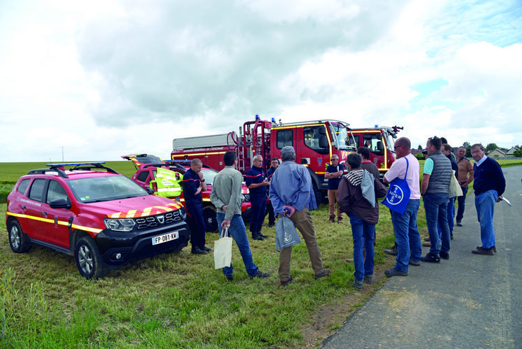 À Mérobert (Essonne), jeudi 9 juin. La plateforme sud proposait un temps d'échanges avec les pompiers sur le dispositif feux de chaume.