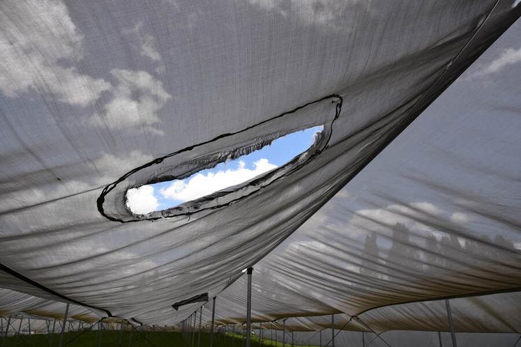 Un trou dans le voile protecteur provoqué par la tempête.