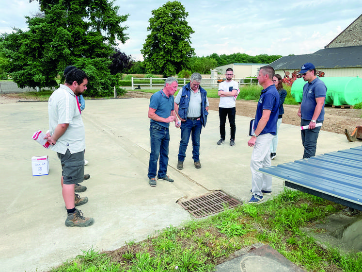 Le 22 juin, à Dangeau. Guy Raimbert (au c.), a expliqué les tenants et aboutissants de son aire de lavage installée depuis une dizaine d'années, lors du rallye sur ce thème organisé par la chambre d'Agriculture.