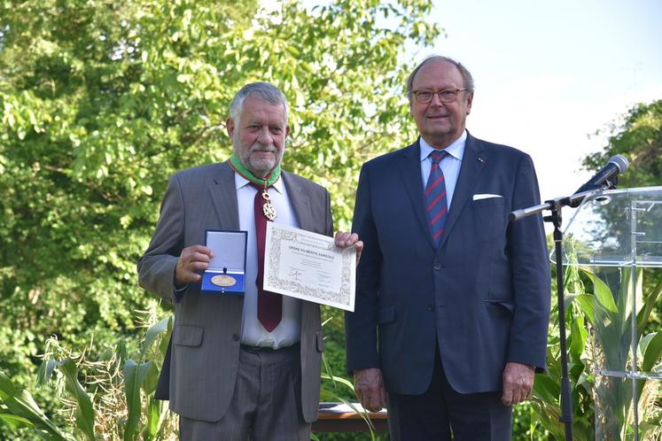 La Chapelle-Moutils, vendredi 1er juillet. Outre la croix de commandeur de l'ordre du Mérite agricole, Pierre Cuypers (à d.) a remis à Thierry Bontour (à g.) la médaille du Sénat.