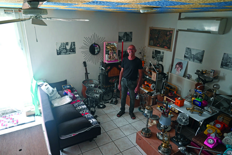 Jacques Neloppe, chez lui, dans sa pièce où est stockée une partie de ses œuvres.
