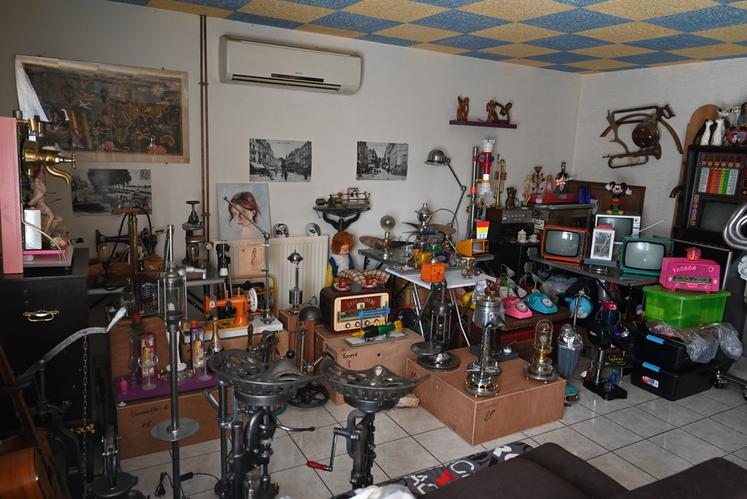 Une partie des nombreux objets détournés par Jacques Neloppe, qui sont de vraies œuvres artistiques. 