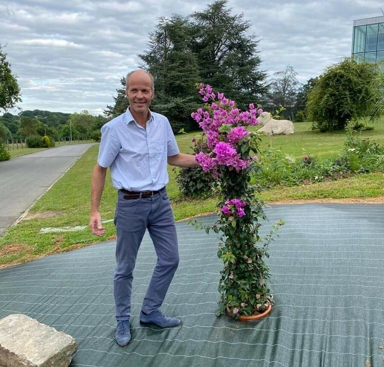 Le président du conseil d'administration, Louis-Daniel Champy, a planté le bougainvillier des 50 ans. 