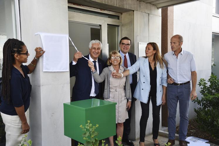 Audrey Pulvar (administratice de la Semmaris), Stéphane Layani (président de la Semmaris), Valérie Lacroute (vice-présidente de la Région en charge de l'agriculture et de l'alimentation), Benjamin Beaussant (directeur de la Driaaf), Emmanuelle Roisin Rogie (déléguée générale de la Rungis académie) et Louis-Daniel Champy (président du Campus Bougainville) dévoilent une plaque à l'entrée du bâtiment. 