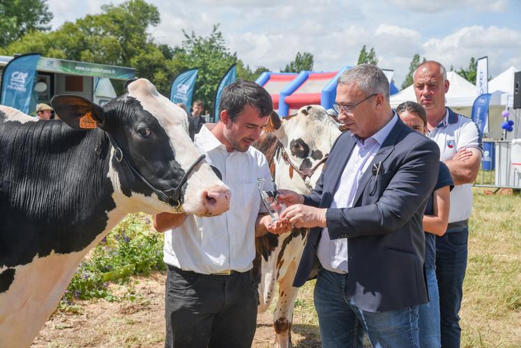 Le 26 juin, à Courville-sur-Eure. Le titre de championne suprême des concours du comice agricole a été attribué à Nébuleuse du Gaec de l'Épinay Singlas.