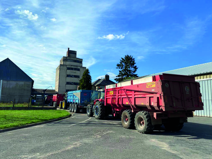 Moisson dans le Pithiverais avec Maxime Buizard-Blondeau, membre de JA 45. Il arrive ici au silo déposer une partie de sa récolte. 