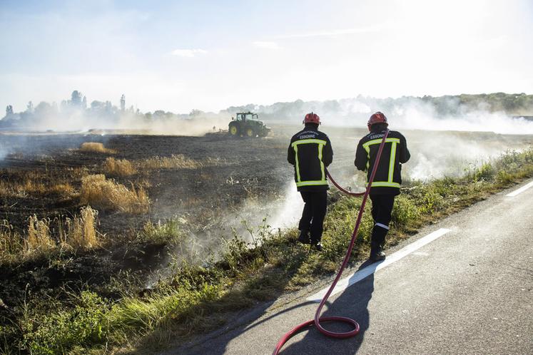 À Marolles-en-Hurepoix (Essonne), lundi 11 juillet. Plus de cinquante pompiers sont intervenus pour un feu d'espaces agricoles, appuyés par les agriculteurs grâce à la convention de collaboration.