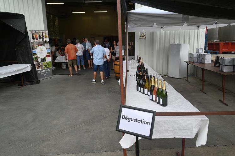 Les 22 et 23 juillet, à Saint-Romain-sur-Cher, lors des portes ouvertes de la Maison du Touraine. Différents vins des Vignerons des coteaux romanais pouvaient être dégustés.