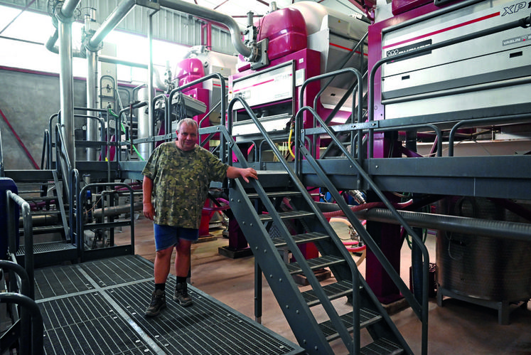 Denis Bourdin, le président de la coopérative les coteaux des vignerons romanais présente la structure qui rassemble 22 vignerons. 