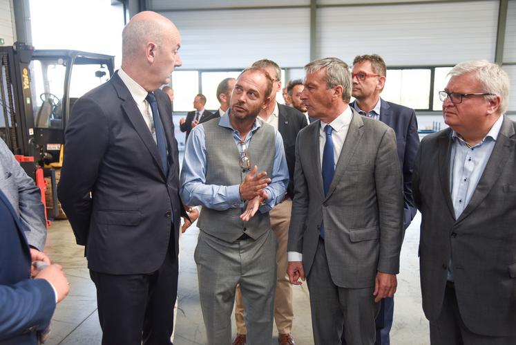 Lundi 25 juillet, à Brou. Entourés d'élus et d'officiels, le ministre délégué chargé de l'Industrie, Roland Lescure (à g.), a visité l'usine des établissements Denis, guidé par son directeur général, Stéphane Lizambard (au c.).