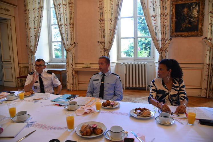 De g. à d.	: Christophe Fuchs, directeur départemental du Sdis 45, le général Christophe Herrmann, commandant de la région Centre-Val de Loire et du groupement du Loiret, et Régine Engström, préfète de région et du Loiret.