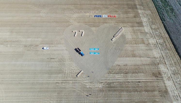 La fresque agricole seine-et-marnaise réalisée à l’aide de ballots de paille	: un cSur, un épi de blé et un message mettant en avant les femmes.