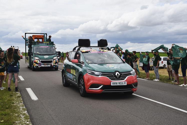 Un couple d’anciens exploitants agricoles, Mireille et Jean-Marc Huygue, était présent dans la caravane du Tour au sein des véhicules de la FNSEA.