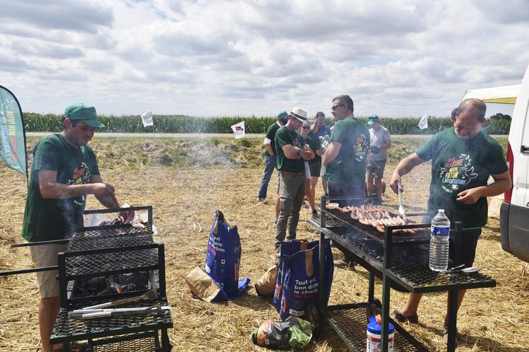 Le plaisir de se retrouver autour d’un barbecue.