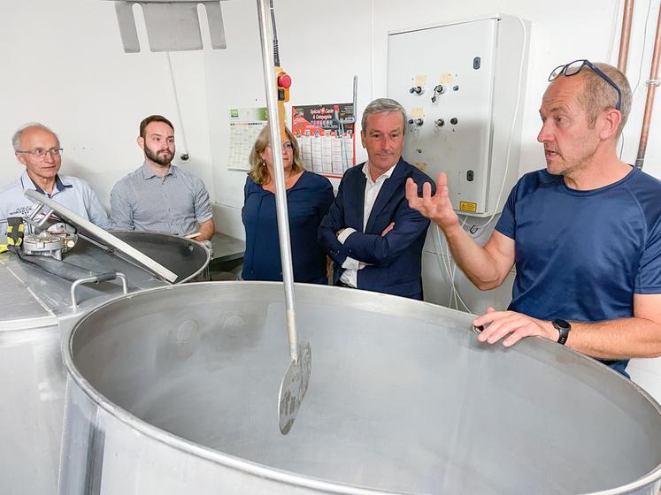 Le 22 juillet, à Bonneval. Emmanuel Dufer (à d.) a dévoilé aux membres du campus tous les secrets de fabrication d'une bonne bière.