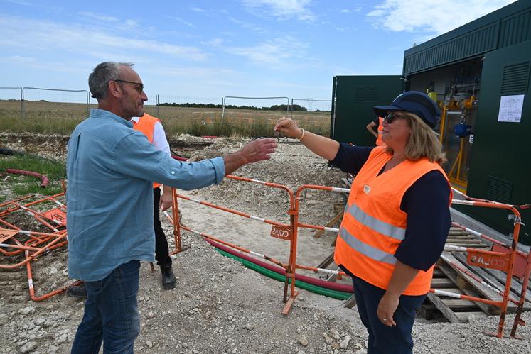 Caroline Renaudat remet symboliquement les clefs de travaux du poste d'injection du site de méthanisation à Jérôme Genty, président Biogaz Mer.