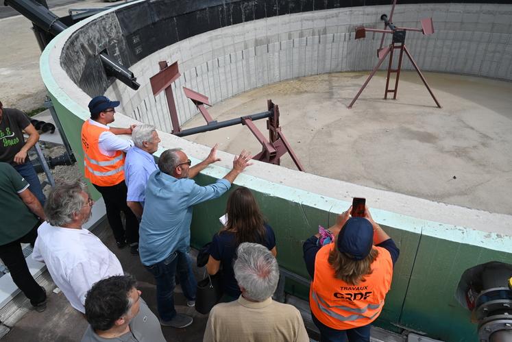 Les élus territoriaux ont pu visiter le site de méthanisation dont les deux cuves «	digesteurs	» avec les explications de Jérôme Genty le président Bio Gaz Mer.