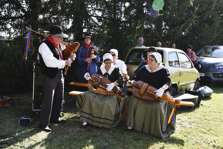 Le groupe folk des Brémailles a animé la messe de plein air organisée le samedi matin.