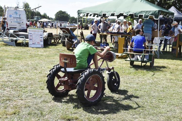 Les plus jeunes ont découvert à leur manière les engins agricoles d'une autre époque.