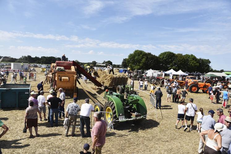 Malgré la chaleur écrasante, le battage à l'ancienne a attiré pas mal de monde lors de sa première démonstration.