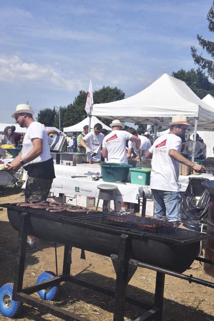 Durant l'événement, les membres des Jeunes agriculteurs du Giennois ont tenu la buvette et la restauration pour le plus grand plaisir des gourmands.