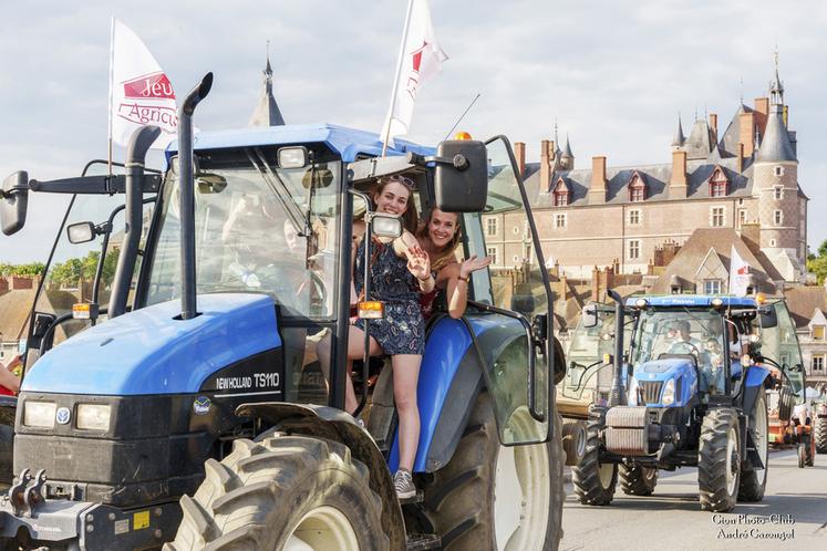 Dimanche dans les rues du centre ville de Gien, chars et tracteurs ont défilé durant la cavalcade.