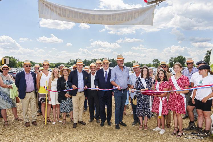 Les élus locaux, le président de l'association organisatrice du comice de Gien, Jean-Michel Léger, la reine du comice, Tina Teixiera et ses dauphines, ont inauguré le comice samedi à 14 heures.