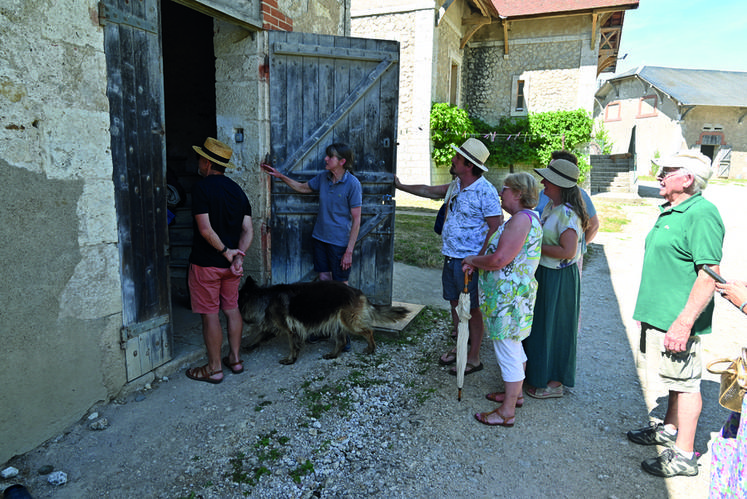Le 2 août à Champigny-en-Beauce. Gwenola Roger, exploitante agricole de la Ferme de la Fontaine, construite par François-Philibert Dessaignes au XIXe siècle, présente ce joyau architectural.