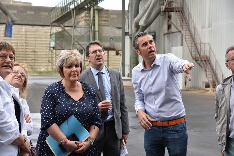 Le 4 août, à Orgères-en-Beauce. Le préfet, Françoise Souliman, écoute attentivement les explications de Jean-Sébastien Loyer, directeur général de la Scael, durant la visite de la distillerie.