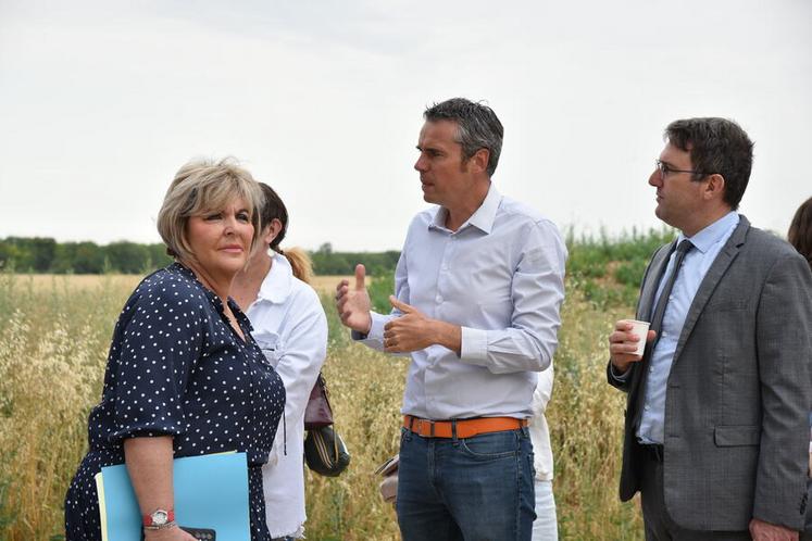 Le préfet écoute les explications de Jean-Sébastien Loyer, directeur général de la Scael, durant la visite de la distillerie.