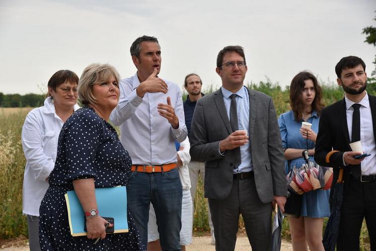 Le 4 août, à Orgères-en-Beauce. Françoise Souliman écoute les explications de Jean-Sébastien Loyer, directeur général de la Scael.