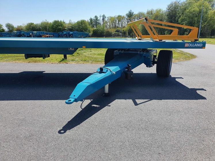 Le plateau traîné à sellette combine excellente maniabilité et report de charge sur le tracteur.