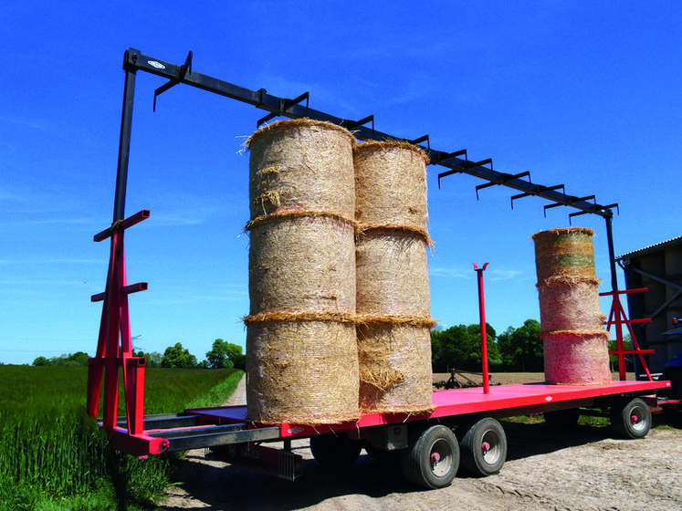 Le Sécuriballe proposé par plusieurs constructeurs vient maintenir le chargement par le haut avec des pics.