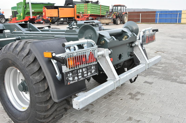 Le pare-chocs et la rampe d'éclairage led sont réglables en fonction de la longueur des caissons utilisés.