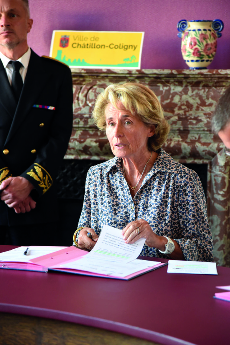 Caroline Cayeux a signé le contrat de sécurité avec la commune hôte.