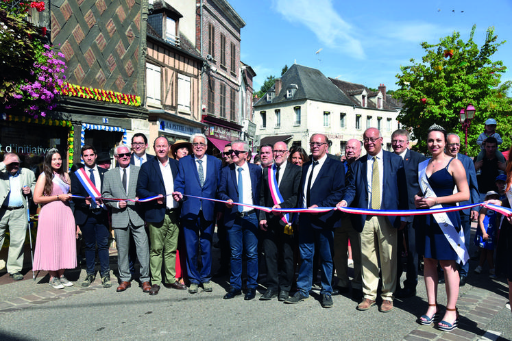 De nombreux élus locaux comme le sénateur Jean-Pierre Sueur ou encore le président de la Région, François Bonneau étaient aux côtés de Jean-François Thoizon pour inaugurer le comice.