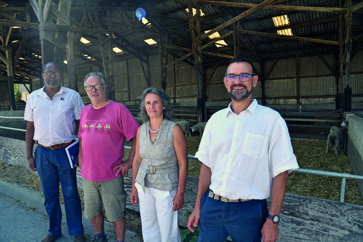 Chailly-en-Brie, jeudi 25 août. Devant la bergerie de l'établissement de La Bretonnière, l'équipe de direction. De gauche à droite	: Fred Numa, directeur du CFA, Jean-Claude Wagny, directeur de l'exploitation, Cécile Dumas, directrice adjointe et Hubert Masson, directeur de l'établissement.