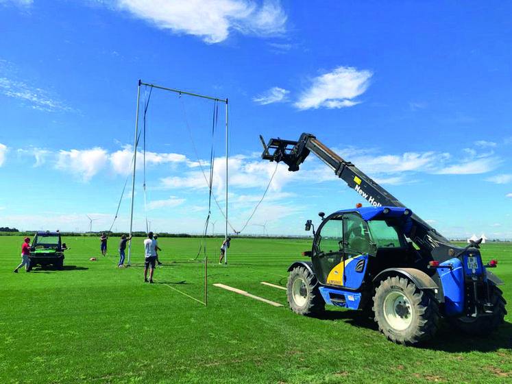Installation des poteaux prêtées par la mairie de Châteaudun avant l'homologation du terrain.