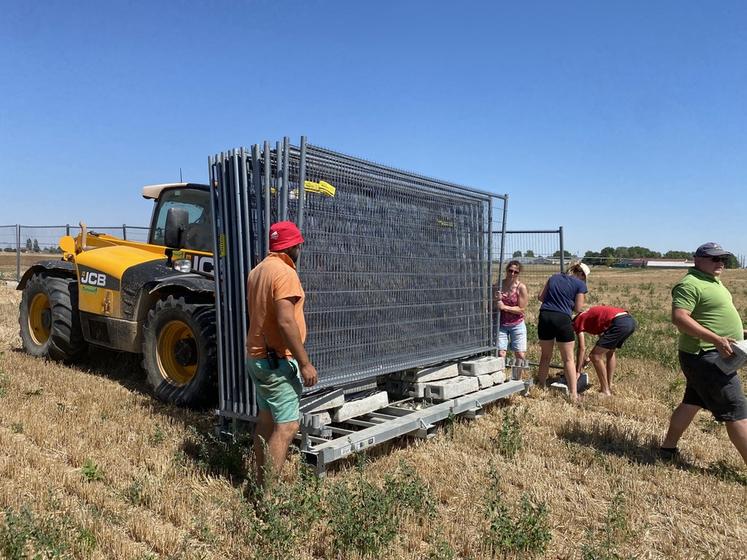 Les JA du Nord Pas-de-Calais, hôtes de l’édition 2023 des Terres de Jim, sont venus aider les organisateurs à monter plus de quatre kilomètres de clôture. 