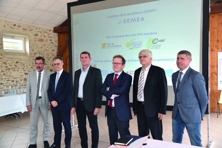 Villiers-en-Bière, vendredi 1er juillet. Signature de la lettre d'intention en présence des préfets de Seine-et-Marne et de l'Essonne. 