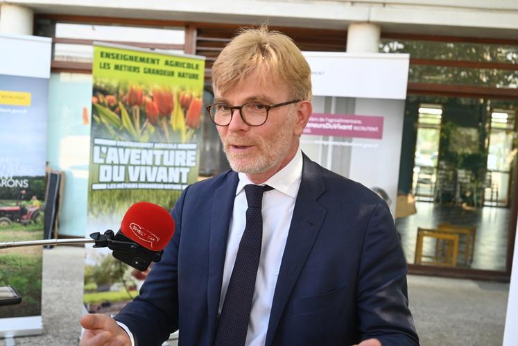 Le ministre s'est entretenu quelques minutes avec la presse locale qui était présente lors de sa visite du lycée horticole de Blois